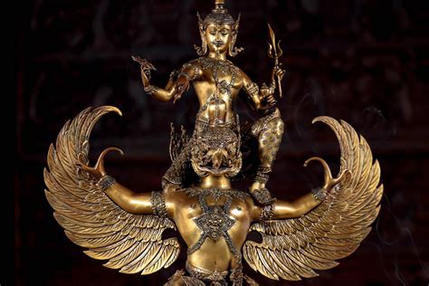  Der Schlafende Garuda - Ein Meisterwerk der buddhistischen Bildhauerei und eine Ode an die mystische Stille