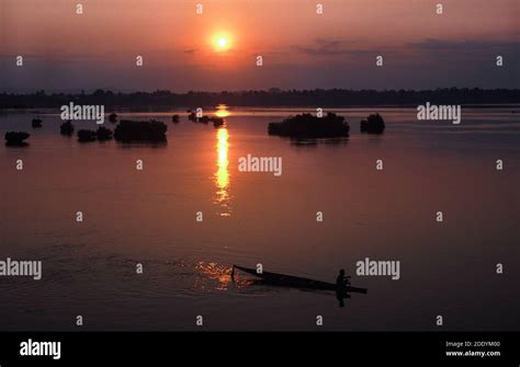  Der Sonnenaufgang über den Mekong: Ein mystisches Spiel aus Licht und Schatten!